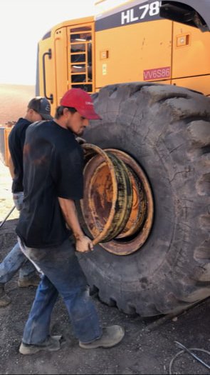 Changing-29.5R25-Loader-Tire-3